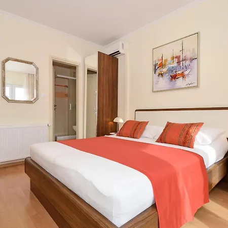 Fontana Apartment *
